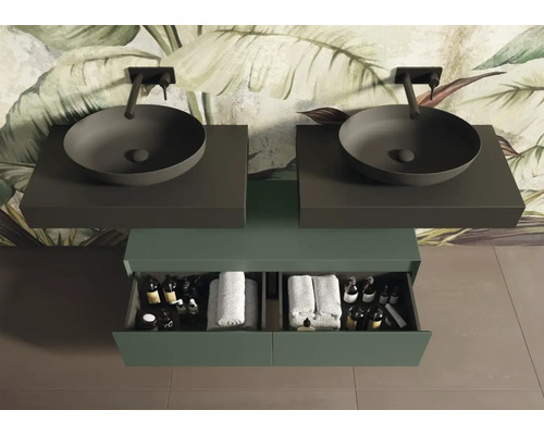 Baie modernă cu chiuvetă dublă, dulap inferior și accesorii