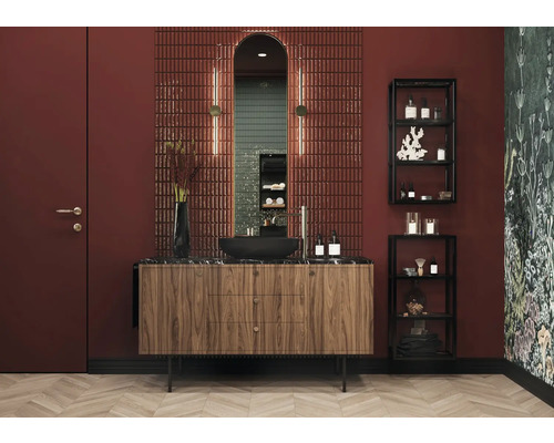 Baie cu lavoar, oglindă, faianță și rafturi pentru articole de toaletă.