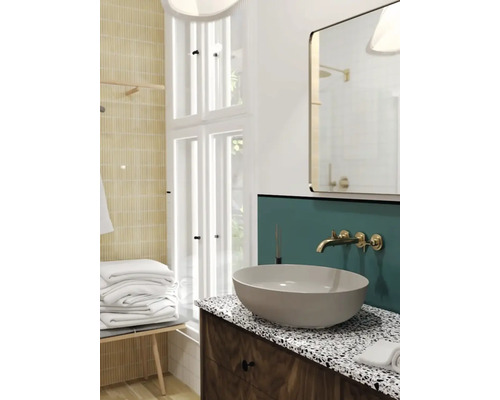 Baie luminoasă cu chiuvetă, oglindă și prosoape