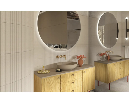 Baie cu două chiuvete, oglinzi rotunde cu iluminare și faianță