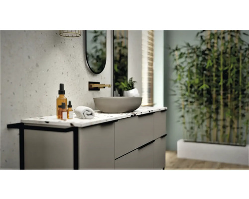 Baie cu lavoar, oglindă, prosop și cosmetice