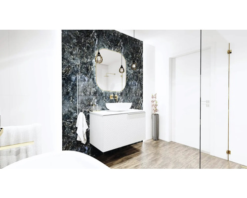 Baie modernă cu lavoar, oglindă și iluminat