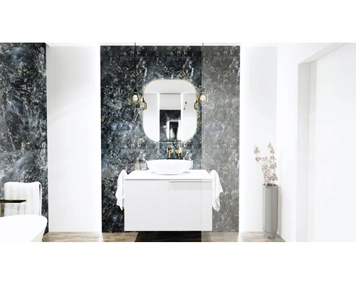 Baie modernă cu chiuvetă, oglindă și perete de marmură