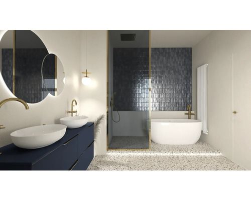 Baie modernă cu duș, cadă, chiuvetă și oglindă