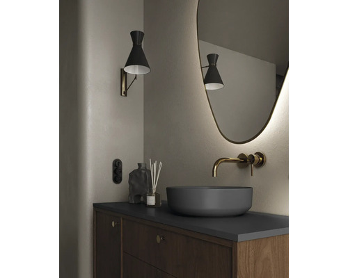 Chiuvetă de baie cu lavoar așezat pe blat, robinet de perete, oglindă și lampă de perete.