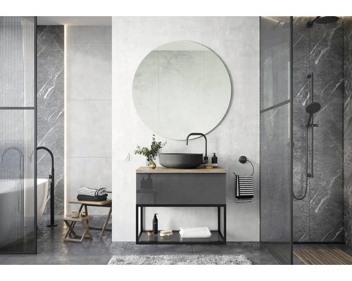 Baie modernă cu chiuvetă, oglindă, duș și cadă.