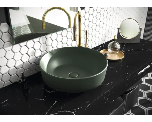 Chiuvetă de baie cu robinet pe o placă de marmură neagră