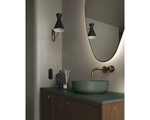 Baie modernă cu oglindă, lampă și chiuvetă