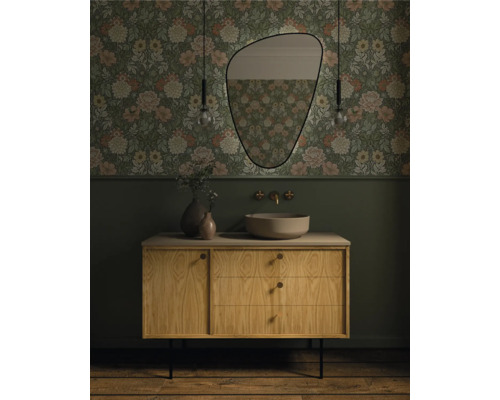 Baie cu tapet floral, dulap de lavoar, chiuvetă așezată și oglindă