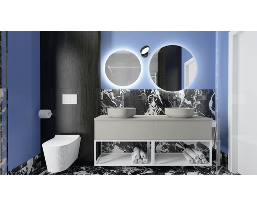 Baie modernă cu chiuvetă dublă, oglinzi rotunde cu iluminare și toaletă suspendată.