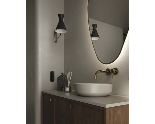 Baie cu chiuvetă, aplică de perete și oglindă