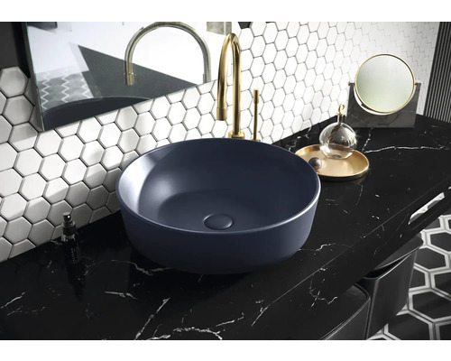 Baie modernă cu lavoar pe blat, robinet și faianță hexagonală