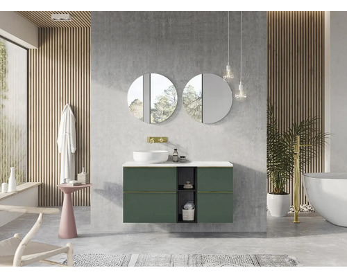 Baie cu lavoar, oglinzi rotunde și cadă pentru o atmosferă luminoasă și spațioasă