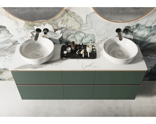 Chiuvetă dublă cu două chiuvete așezate pe un dulap de chiuvetă cu blat de marmură.