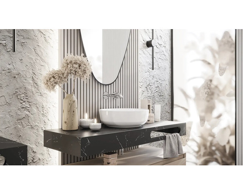 Design de baie cu chiuvetă, oglindă și elemente decorative pe un blat de marmură închisă la culoare