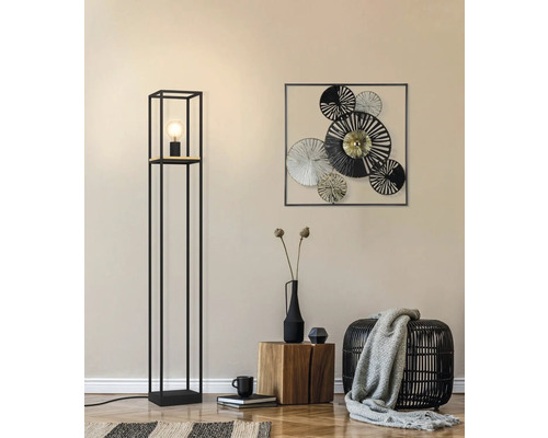 Living decorativ cu lampă de podea metalică și artă de perete