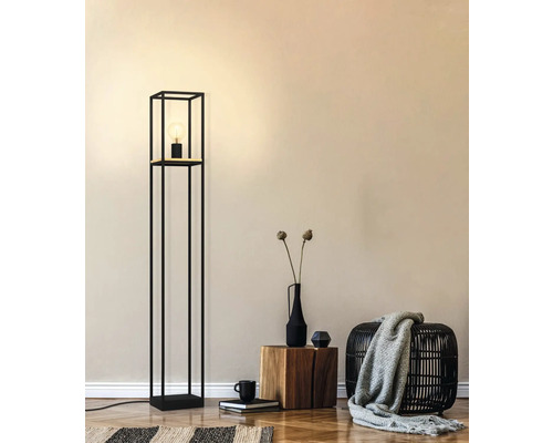 Lampă de podea cu cadru metalic negru și bec aprins