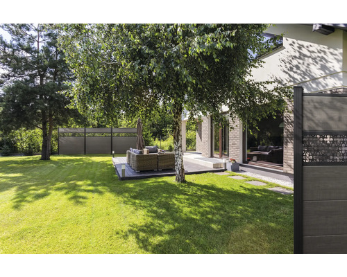 Grădină cu gazon, gard din lemn și zonă de relaxare pe o terasă