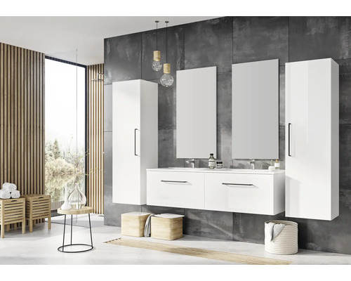 Baie modernă cu chiuvetă, oglinzi și soluții de depozitare