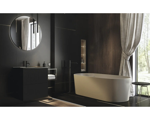 Baie modernă cu cadă, chiuvetă, oglindă și fereastră