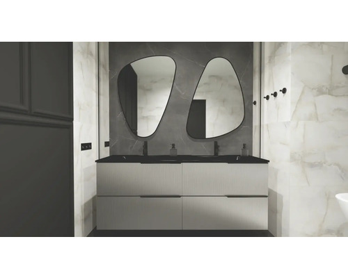 Baie modernă cu chiuvetă dublă, două oglinzi de formă neregulată și baterii