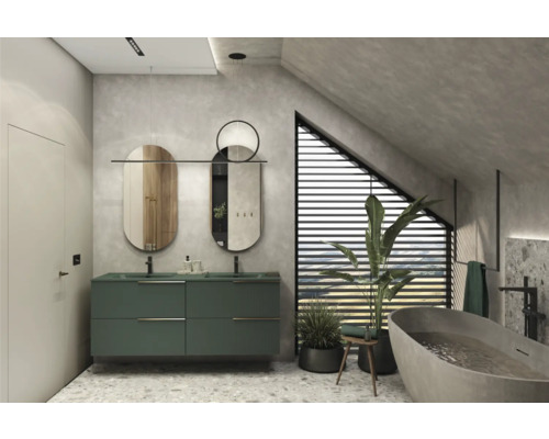 Baie luminoasă cu lavoar, oglinzi, cadă și plante de interior