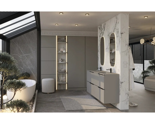 Baie luminoasă cu cadă, chiuvetă, oglinzi și rafturi pentru un design modern