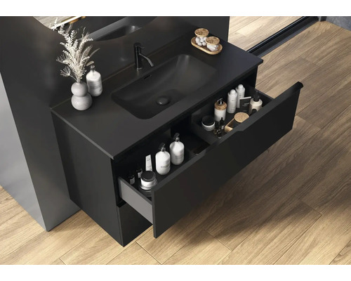 Baie cu dulap negru sub chiuvetă, sertar deschis și produse de îngrijire