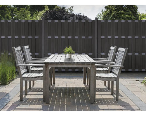 Scenă de grădină cu masă din lemn, scaune și gard