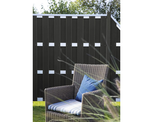 Grădină cu paravan de intimitate și fotoliu din răchită cu perne