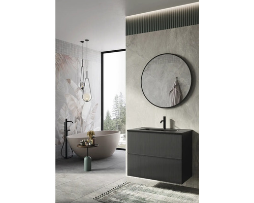 Baie luminoasă cu cadă, lavoar și oglindă pentru o ambianță modernă