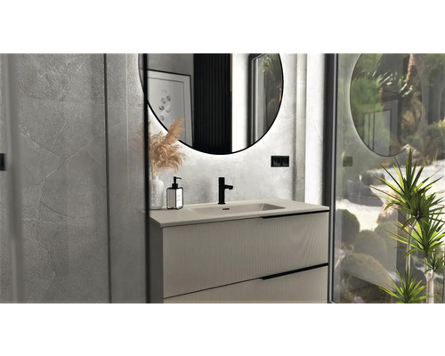 Baie cu dulap sub chiuvetă, oglinzi rotunde și decorațiuni