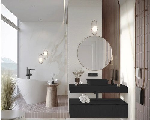 Baie modernă cu cadă freestanding, chiuvetă și oglindă