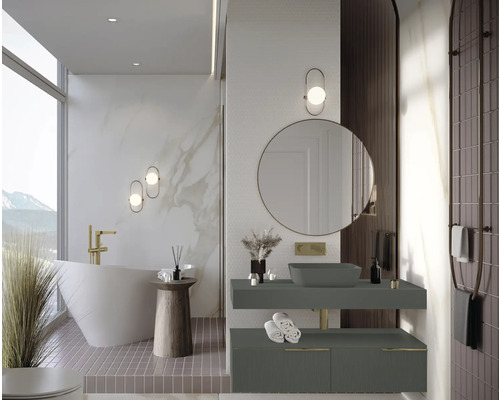 Baie modernă cu cadă, lavoar, oglindă și iluminare