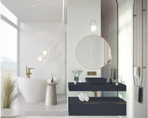 Baie luminoasă cu cadă, lavoar cu oglindă și suport pentru prosoape