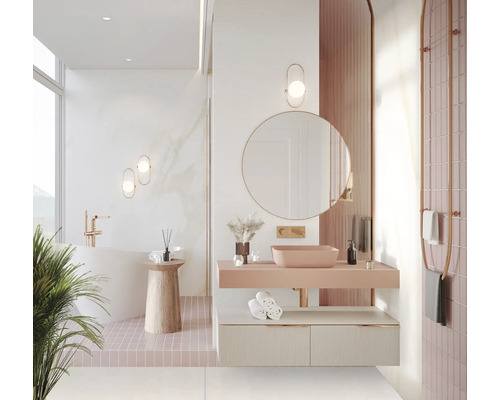 Baie modernă cu lavoar, oglindă, prosoape și accesorii pentru o ambianță elegantă