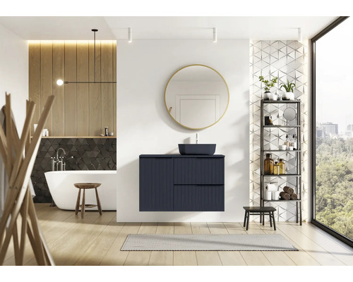 Baie modernă cu lavoar, oglindă, raft și cadă