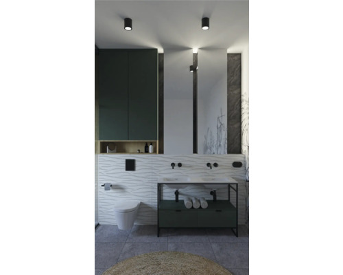 Baie luminoasă cu chiuvetă, oglindă, toaletă și mobilier de baie pentru un spațiu organizat.