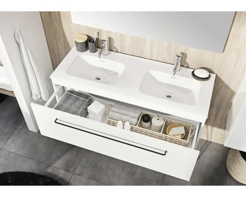 Baie cu lavoar dublu, robinete și element de sertar deschis pentru depozitarea articolelor de toaletă.