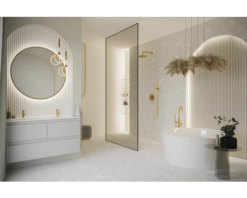 Baie luminoasă cu cadă, lavoar și oglindă cu iluminare