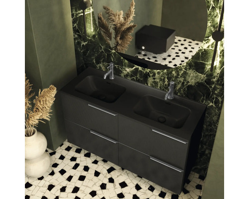 Imagine de baie cu dulap dublu sub chiuvetă, două chiuvete și robinete