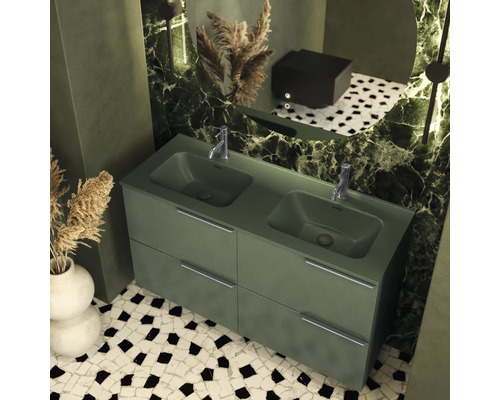 Baie cu lavoar dublu, robinete, oglindă și plăci de mozaic