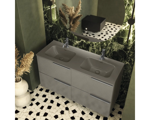 Baie modernă cu lavoar dublu și gresie mozaic