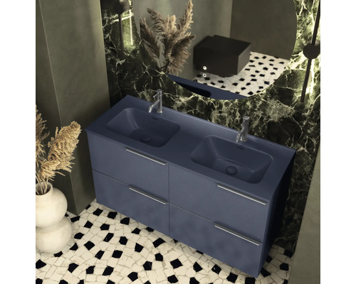 Baie modernă cu lavoar dublu, dulap inferior și oglindă