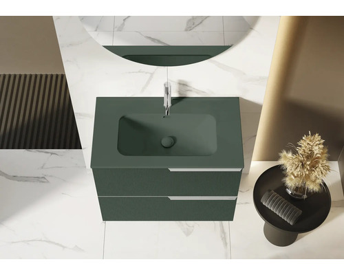 Vedere de sus a băii cu dulap sub lavoar, robinet și oglindă rotundă