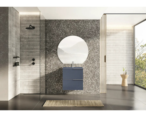 Baie modernă cu duș, lavoar, oglindă și fereastră pentru un ambient luminos.