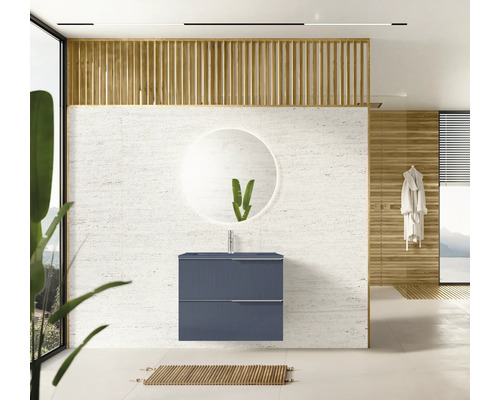 Baie modernă cu dulap de bază pentru lavoar, oglindă rotundă și elemente din lemn