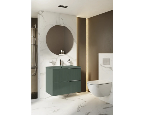 Baie modernă cu dulap sub lavoar, oglindă rotundă și WC suspendat pentru un ambient elegant.