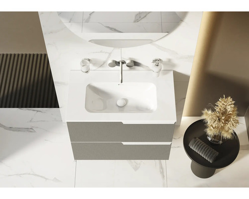 Baie luminoasă cu dulap sub lavoar, oglindă și accesorii pe o măsuță laterală