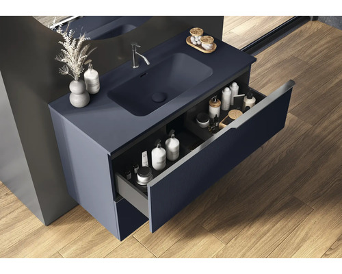 Baie cu dulap de bază pentru lavoar, lavoar și sertar deschis